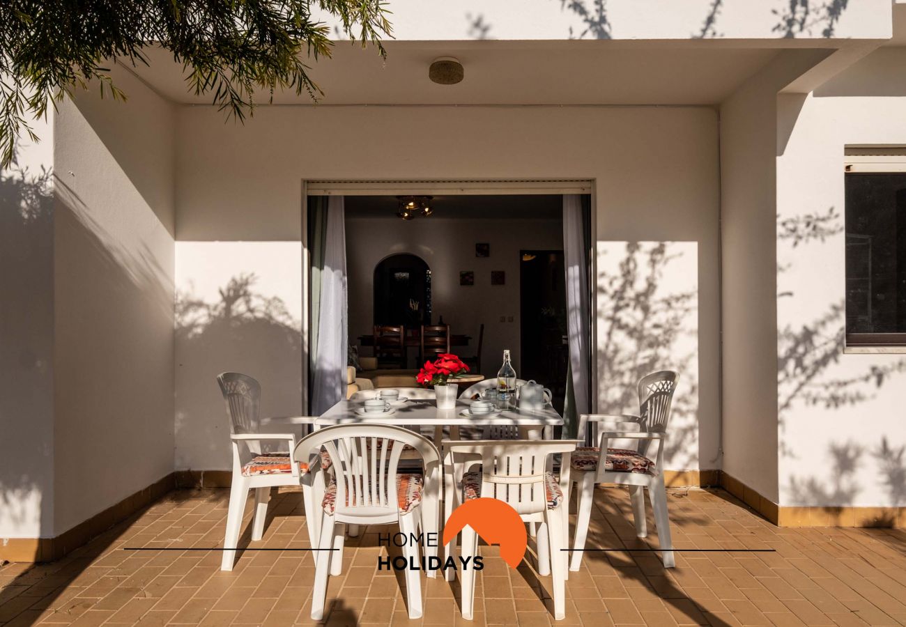 Terraço espaçoso, com mesa de lazer \ jardim 