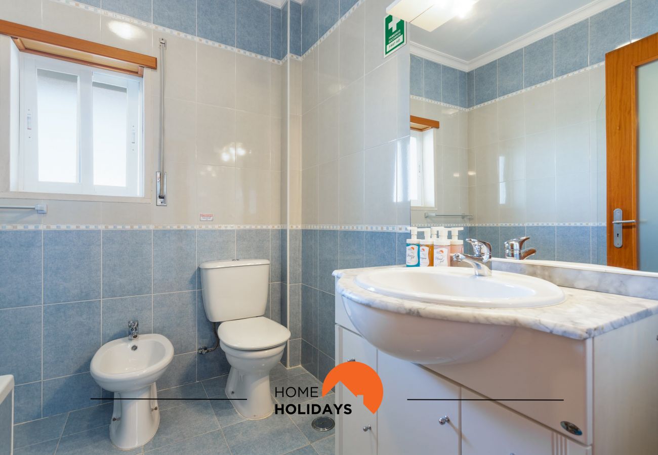 Casa de banho com design moderno, equipada com banheira para um maior conforto